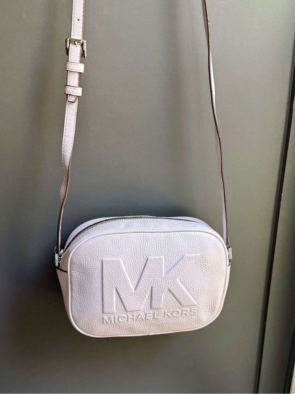 Michael Kors Jet Set Travel Oval
Camera Bag Crossbody - Lavender
Mist Leather 💜